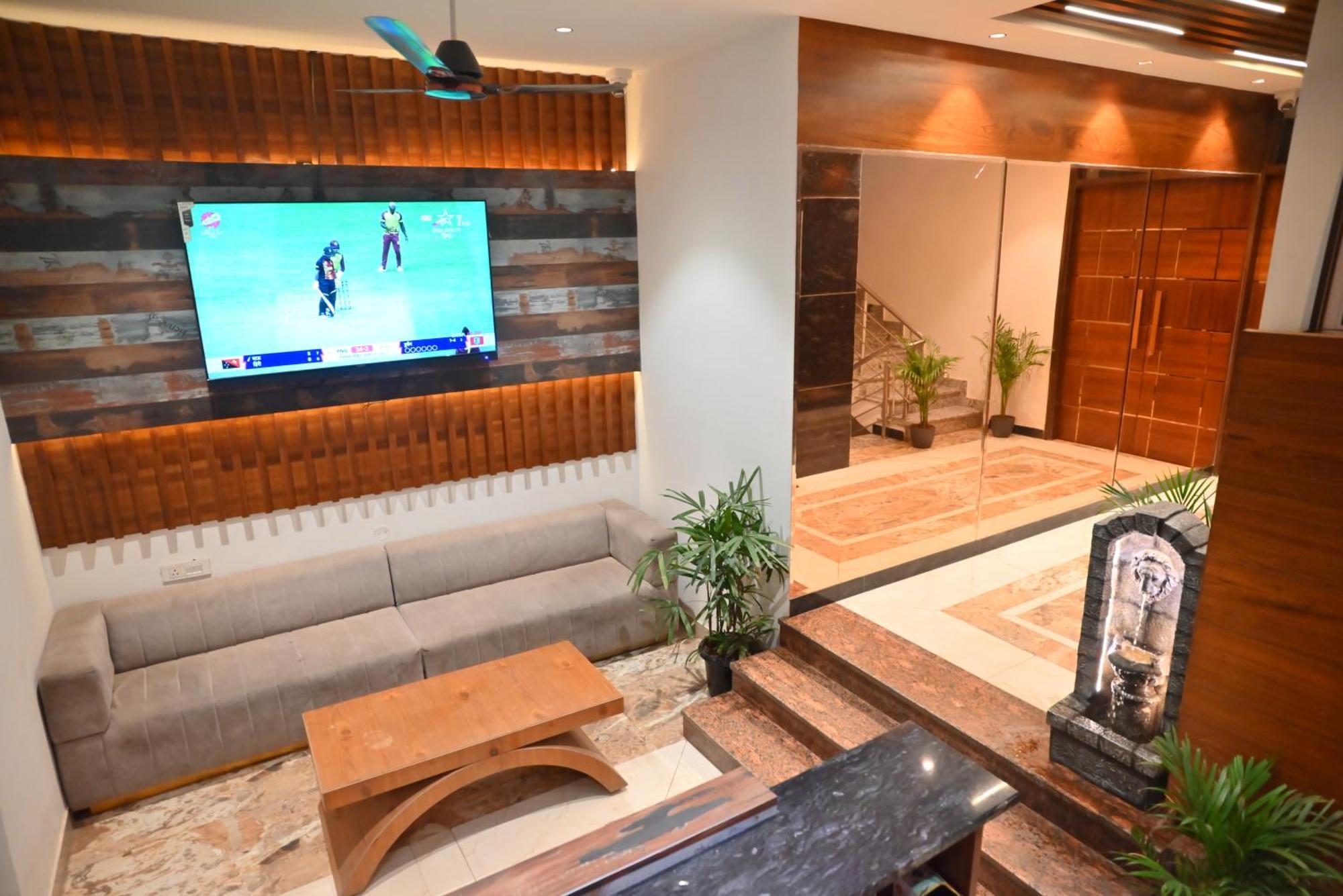 Hotel Lake View จัณฑีครห์ ภายนอก รูปภาพ