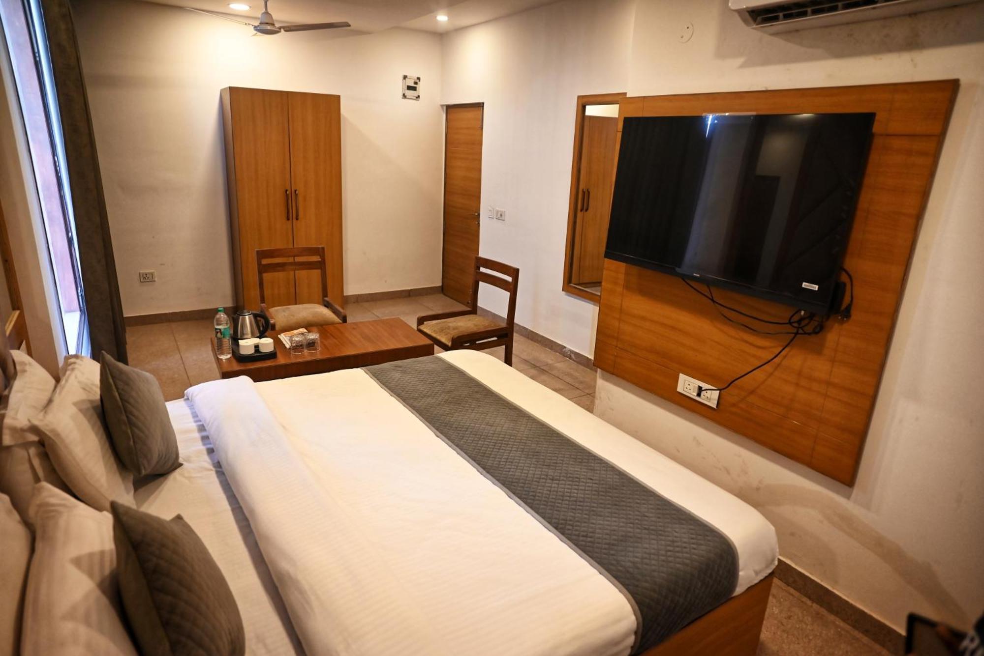 Hotel Lake View จัณฑีครห์ ภายนอก รูปภาพ