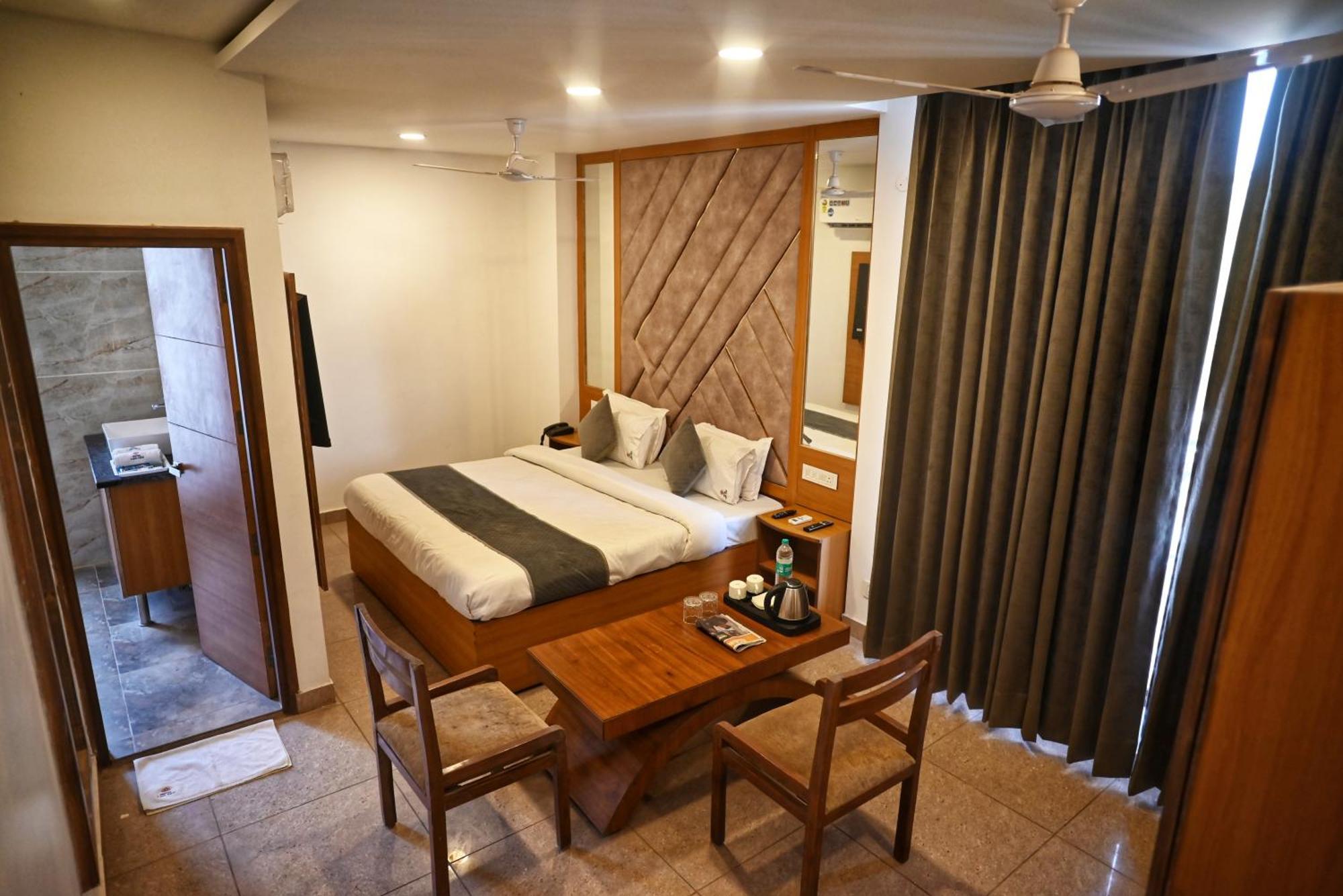 Hotel Lake View จัณฑีครห์ ภายนอก รูปภาพ