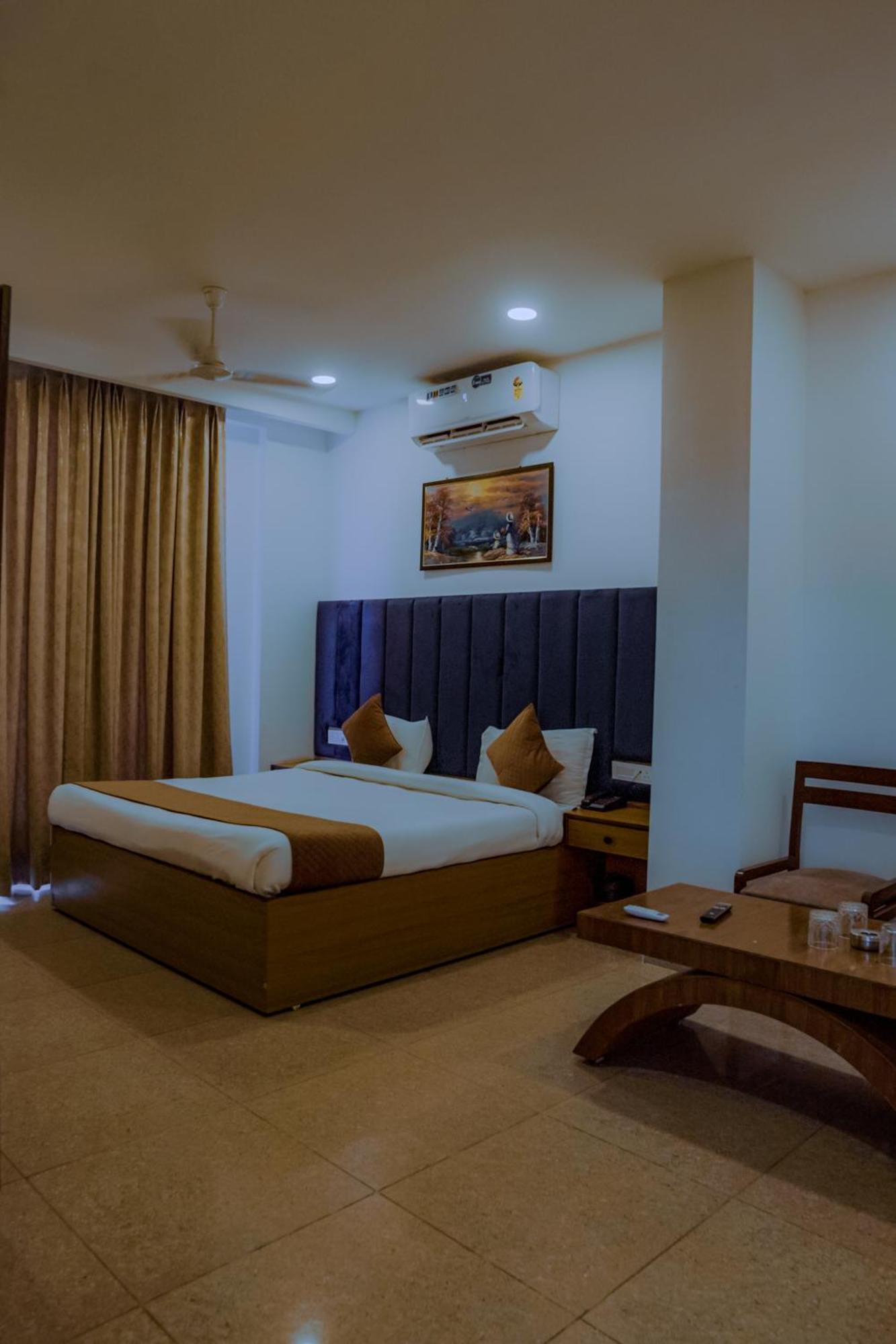 Hotel Lake View จัณฑีครห์ ภายนอก รูปภาพ