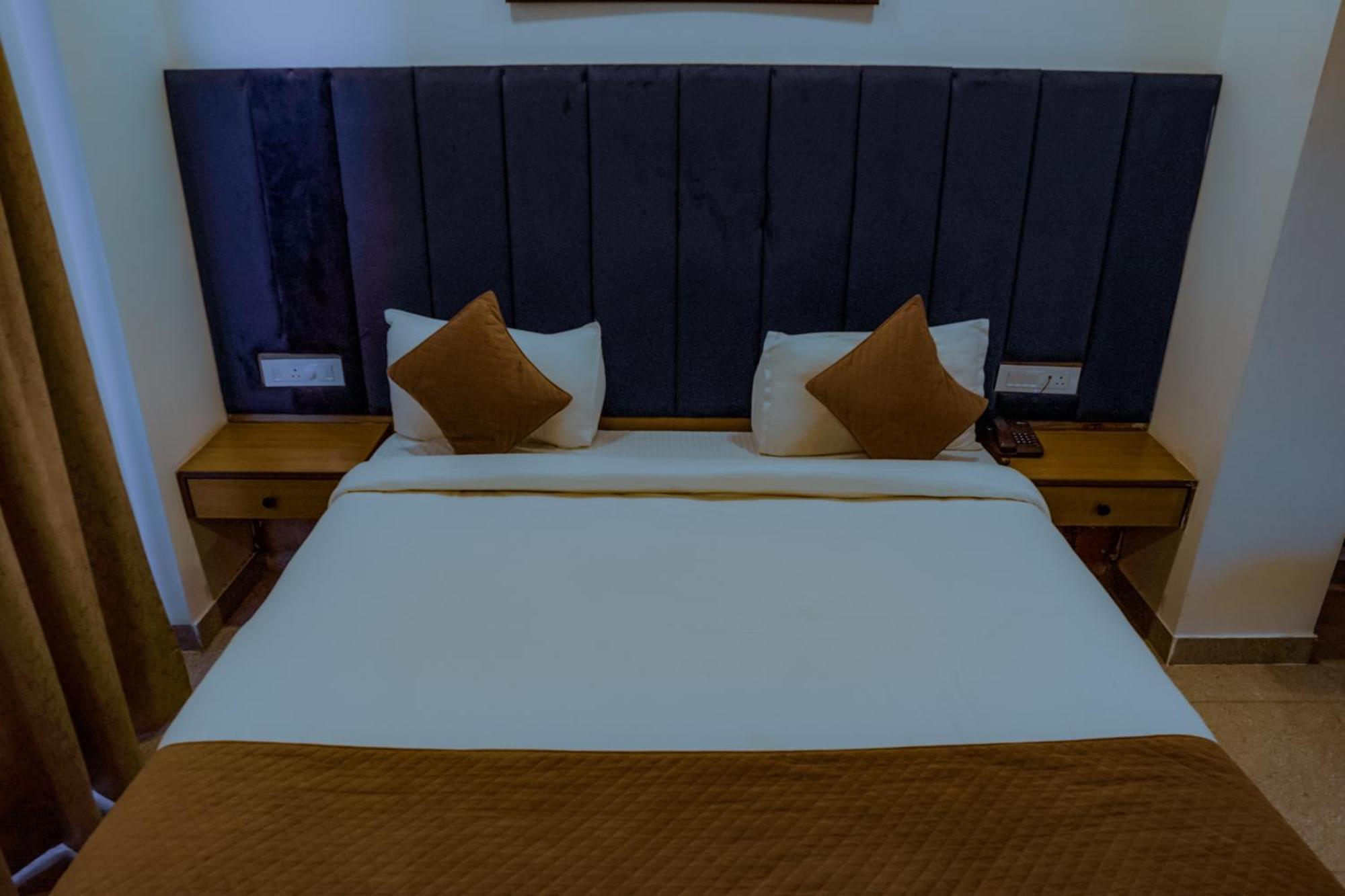 Hotel Lake View จัณฑีครห์ ภายนอก รูปภาพ