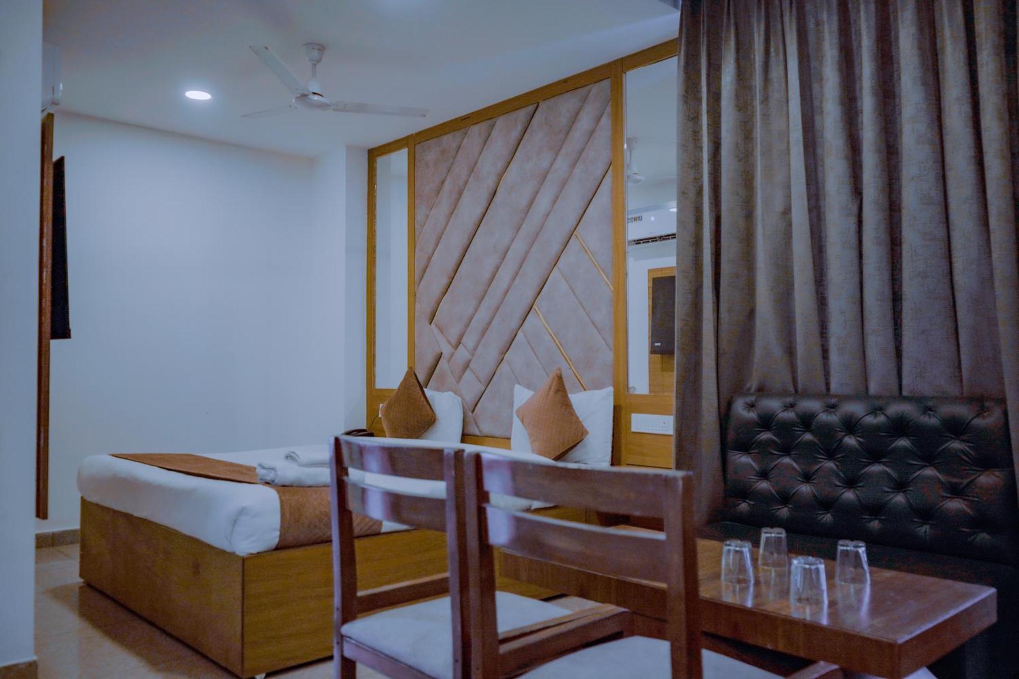 Hotel Lake View จัณฑีครห์ ภายนอก รูปภาพ